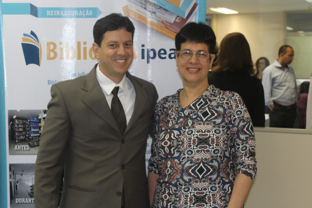 Diretor de Desenvolvimento Institucional do Instituto, Juliano Cardoso Eleutério e coordenadora da Biblioteca, Lúcia Regina Pontes Lemos.