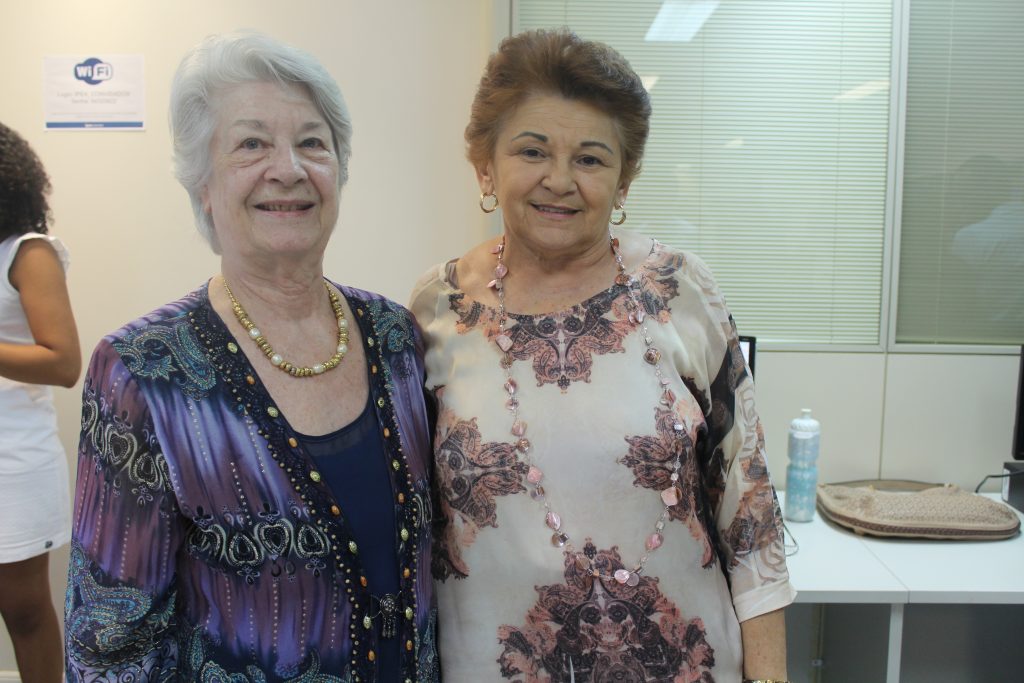 Associada Norma Stenzel e Maria Emília Veiga, coordenadora da Biblioteca durante os anos de 2001 a 2006