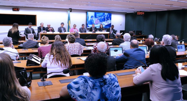 Servidores cobram revisão de medidas do governo